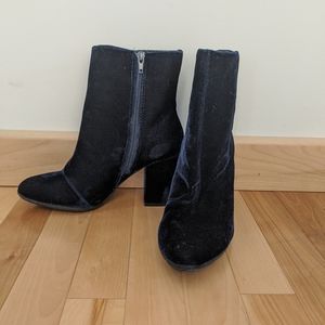 Blue velvet boots